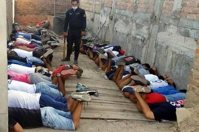 Detienen a 28 personas armadas reunidas dentro de una casa