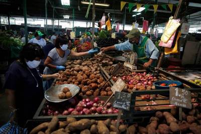 Economía peruana registra peor caída mensual en casi tres décadas por coronavirus