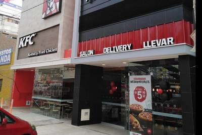 Colas, desorden y aglomeración en KFC de San Carlos