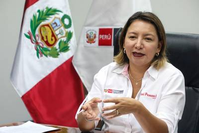 Ministra de producción da positivo por Covid-19