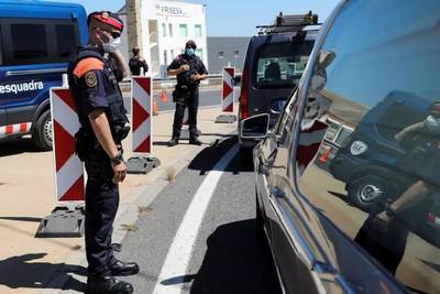 España vuelve a confinar a población de Cataluña por rebrote