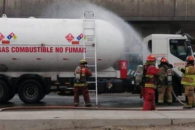 Evacúan y cierran vías luego de fuga de gas de camión cisterna en San Juan de Miraflores