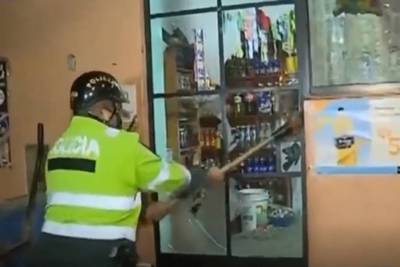 Policía rompe puerta a combazos para intervenir a infractores del toque de queda