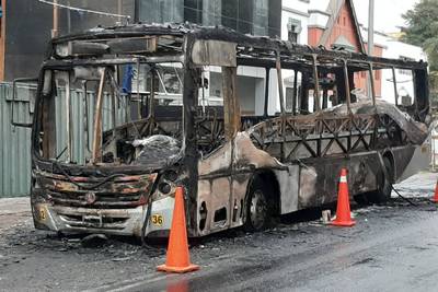 Bus de transporte público se incendió en la avenida Benavides en Miraflores
