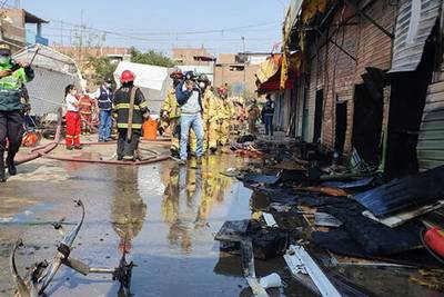 Incendio dejó en cenizas 14 puestos de La Cachina en Canto Grande