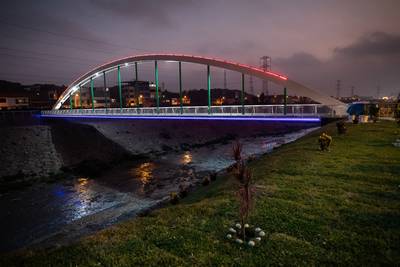 Así luce el puente peatonal Malecón Checa en la noche