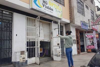 Roban equipos de óptica en pleno toque de queda
