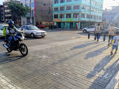 Vecinos arriesgan su vida corriendo para cruzar frente al Mercado N° 2